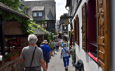 Walking the famous Drosselgasse in Old Town Rüdesheim am Rhein, Germany. Flickr:János Korom Dr.