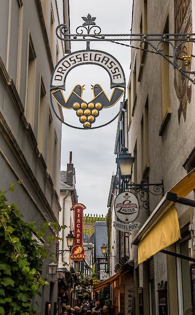 Drosselgasse in Old Town Rüdesheim am Rhein, Germany. Flickr:Gary Bembridge