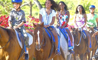 Trekking on horseback with the family, Jamaica. CC:El Sol Vida