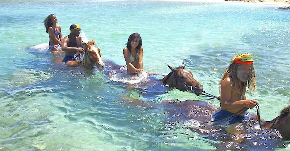 Following the guide through the ocean, Jamaica. CC:El Sol Vida