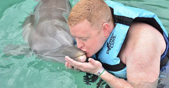 Kissing the dolphins, Jamaica. CC:El Sol Vida
