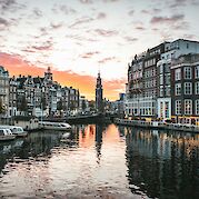 Three Country Luxury E-Bike & Boat - Sunset in Amsterdam. Unsplash: Max Van Den Oetelaar 52.365320, 4.897840