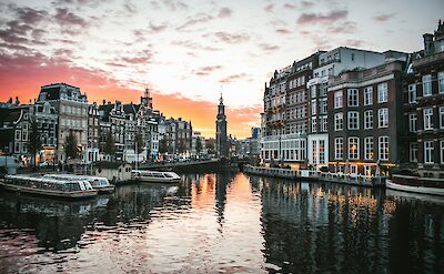 Sunset in Amsterdam. Unsplash: Max Van Den Oetelaar 