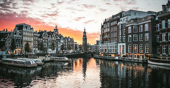 Sunset in Amsterdam. Unsplash: Max Van Den Oetelaar