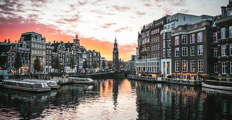 Sunset in Amsterdam. Unsplash: Max Van Den Oetelaar