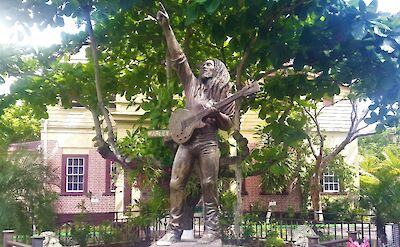 Statue of Bob Marley pointing to the sky, Kingston, Jamaica. CC:El Sol Vida