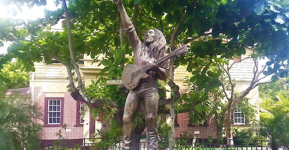 Statue of Bob Marley pointing to the sky, Kingston, Jamaica. CC:El Sol Vida
