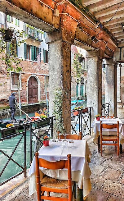 Dinner with a view in Venice. Unsplash:Igor Oliyarnik