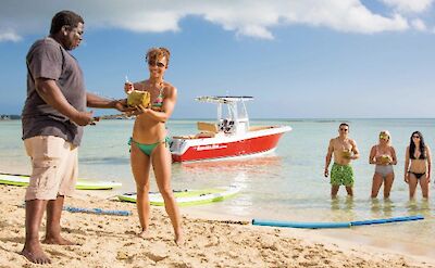 Drinks on the beach, Nassau, Bahamas. CC:El Sol Vida