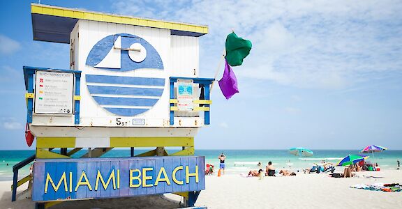 Beach hut on the sand, Miami, Florida, USA. Marc Fanelli Isla@Unsplash