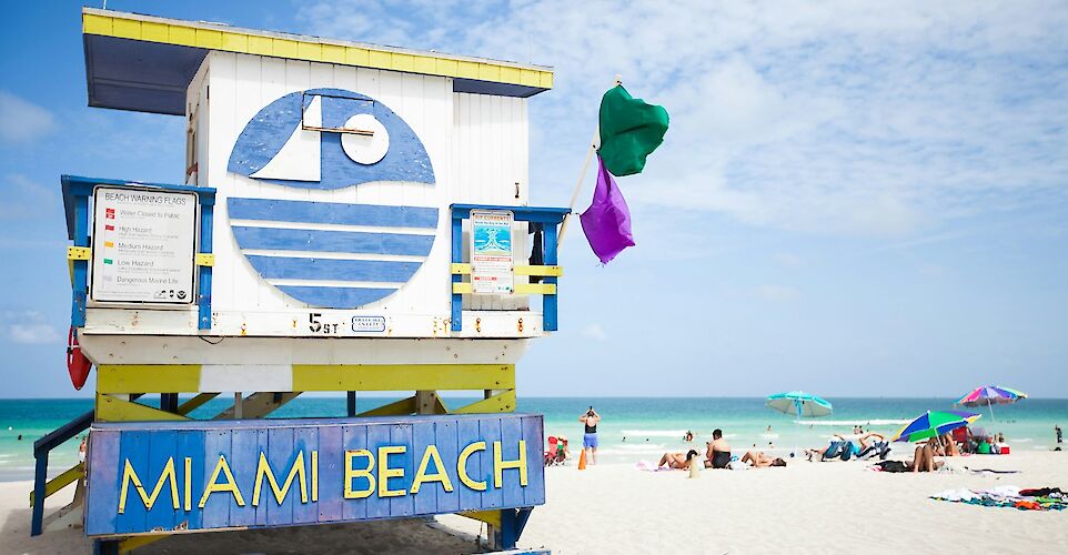 Beach hut on the sand, Miami, Florida, USA. Marc Fanelli Isla@Unsplash