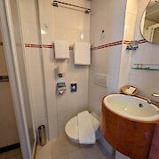 Bathroom in the 1-bed cabin | Rigoletto | Bike & Boat Tour