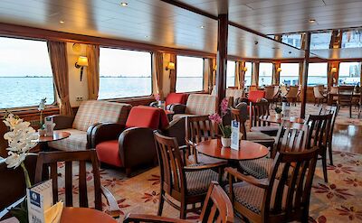 The salon/bar on the MS Rigoletto | Holland Bike & Boat Tours