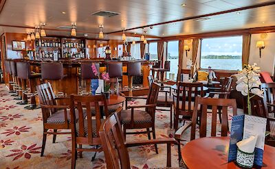 The salon/bar on the MS Rigoletto | Holland Bike & Boat Tours