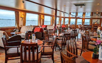 The salon/bar on the MS Rigoletto | Holland Bike & Boat Tours