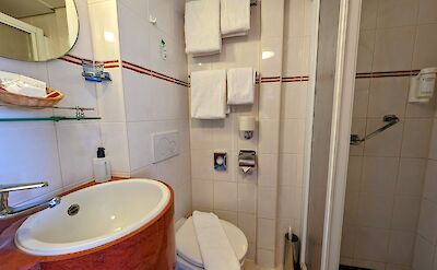 Bathroom in the standard cabin aboard the MS Rigoletto | Holland Bike & Boat Tours