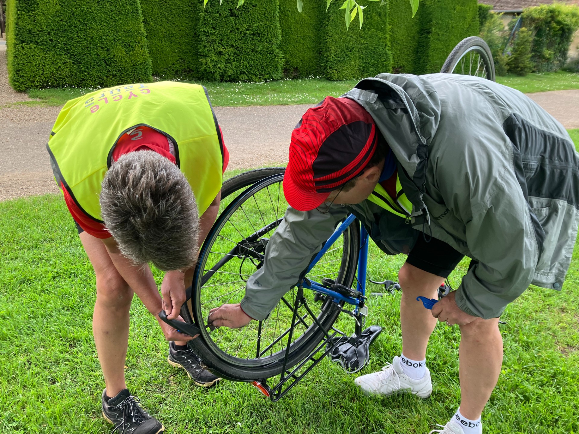 Bike Guide fixing flat in France