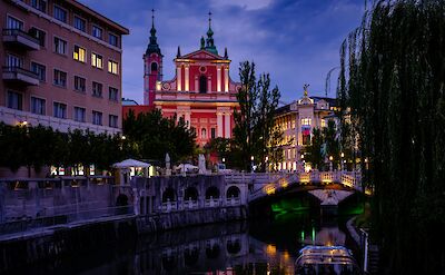 Charming Ljubljana night scene. Unsplash:David Enzel