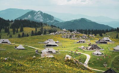 Velika Planina and the Kamnik-Savinja Alps. Unsplash:Karolina Lesniak