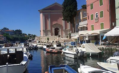 Blue skies above red buildings, Lo&scaron;inj, Croatia hiking tour. Unsplash@Alexandre Ours