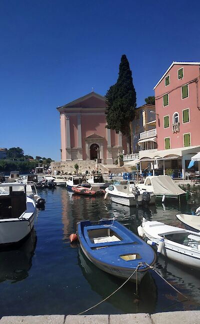 Blue skies above red buildings, Lo&scaron;inj, Croatia hiking tour. Unsplash@Alexandre Ours