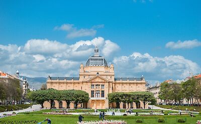 Blue skies above the Croatian National Theatre, Zagreb, Croatia hiking tour. Unsplash@Maja Vujic