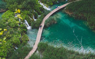 Wooden boardwalks in Plitvice Lakes National Park. unsplash@Dominik Lange