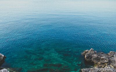 Clear waters of the Mediterranean, Lo&scaron;inj, Croatia hiking tour. Unsplash@Ante Hamersmit