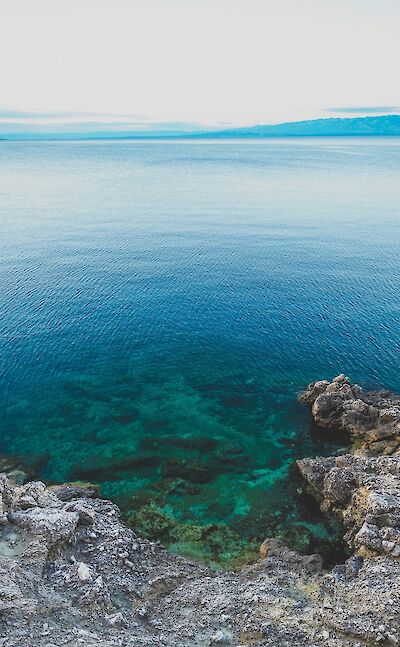 Clear waters of the Mediterranean, Lo&scaron;inj, Croatia hiking tour. Unsplash@Ante Hamersmit