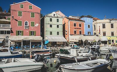 Colorful buildings at the marina in Lo&scaron;inj, Croatia hiking tour. Unsplash@Ante Hamersmit