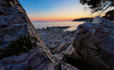 Sunset on the coast of Lo&scaron;inj, Croatia hiking tour. Unsplash@Matthias Schroder