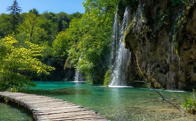 Waterfalls and boardwalks in Plitvice Lakes National Park, Croatia hiking tour. Unsplash@Ilse