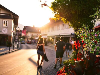 Sunset walking tour on a corporate retreat. Jo Jo@Unsplash