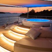 Hot tub on the upper deck of the Bellezza | Bike & Boat Tour