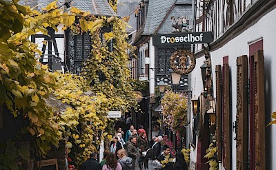 Pedestrians in the streets of Rüdesheim, Germany. Unsplash@Joshua Kettle
