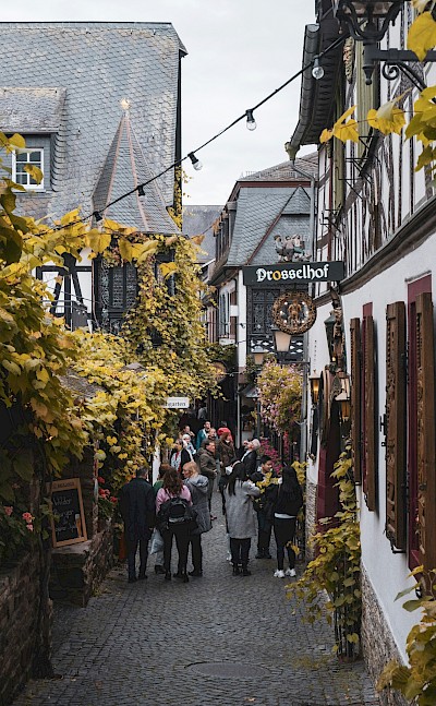 Pedestrians in the streets of Rüdesheim, Germany. Unsplash@Joshua Kettle