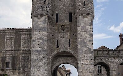 The Porte de Bourgogne, in Moret-sur-Loing, dates back to the Middle Ages. unsplash:freenomad