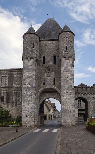 The Porte de Bourgogne, in Moret-sur-Loing, dates back to the Middle Ages. unsplash:freenomad