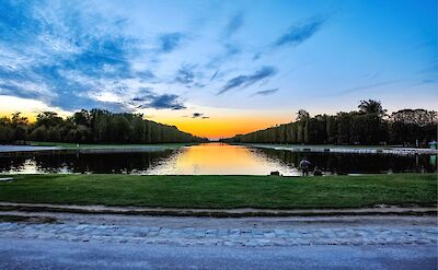 Sunset in the Palace of Versailles gardens. Flickr:Abubakr Saeed