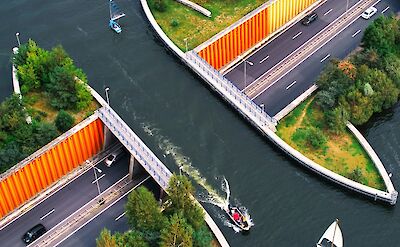 Canal over a road, Harderwijk, Netherlands. Unsplash:Thomas Haas