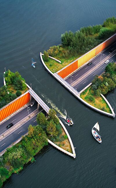 Canal over a road, Harderwijk, Netherlands. Unsplash:Thomas Haas