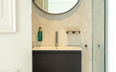 Ensuite restroom | Magnifique X | Boat & Bike Tour
