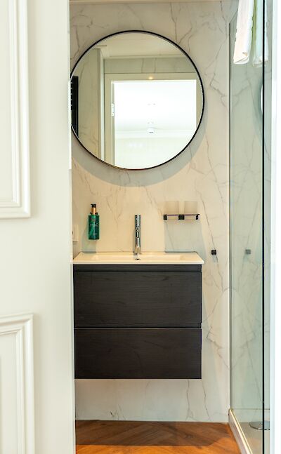 Ensuite restroom | Magnifique X | Boat & Bike Tour