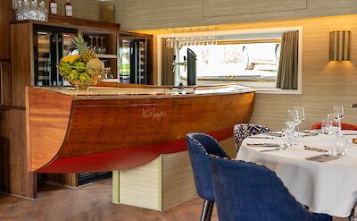 Restaurant bar | Magnifique X | Boat & Bike Tour