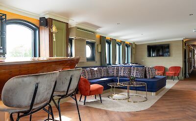 Bar & Lounge | Magnifique X | Boat & Bike Tour