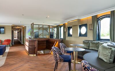 Lounge | Magnifique X | Boat & Bike Tour
