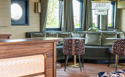 Bar & Lounge | Magnifique X | Boat & Bike Tour