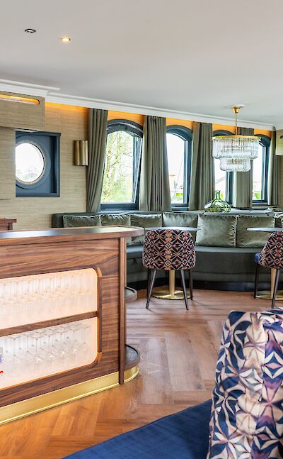 Bar & Lounge | Magnifique X | Boat & Bike Tour