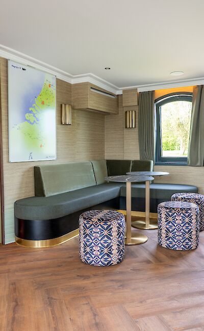 Lounge | Magnifique X | Boat & Bike Tour