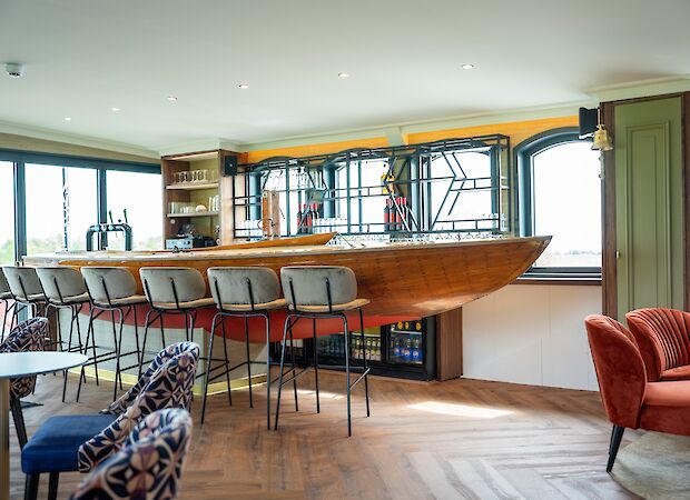 Bar & Lounge | Magnifique X | Boat & Bike Tour